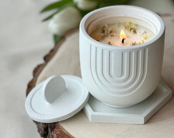 Selbstgemachte Betonkerze. Getrocknete Blumenkerze, Sojawachs Duftkerze im Glas mit Deckel. Botanische Kerze für Valantine's Day Geschenk.