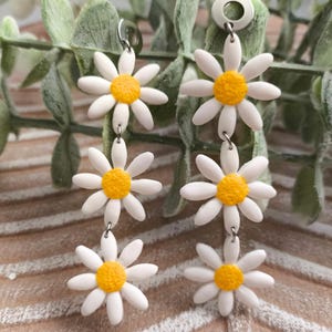 White Daisy Earrings – Polymer Clay Floral Jewelry – Lightweight Botanical Gift for Her – Summer Statement Studs