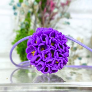 Lila Blumen Anhänger – Handgemachter Schmuck aus Polymer-Ton – Einzigartiges Blumengeschenk für Sie
