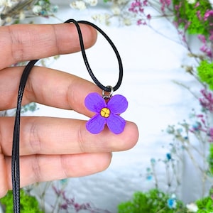 Violet lila bloem hanger ketting – handgemaakte miniatuur bloemensieraden