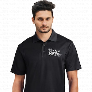 Puede incluir: Polo negro con cuello gris y mangas cortas. La camisa tiene una tapeta de tres botones y un logotipo blanco que dice "Your Design Here". La camisa la lleva una persona.