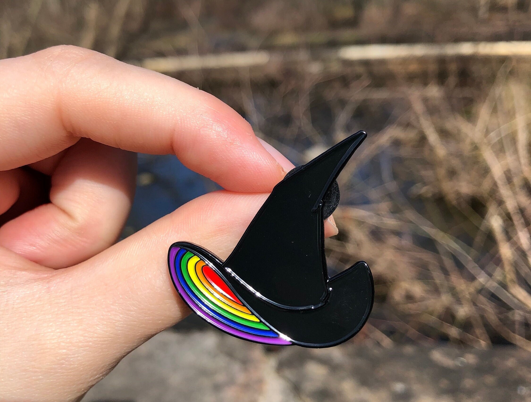 Regenboog heksenhoedenspeld | LGBT Pride | Zachte emaille pin | Homobadge | Revers | Sprookje | Spelling | Halloween | Vlag | Tovenaar | Heksen | Ozo