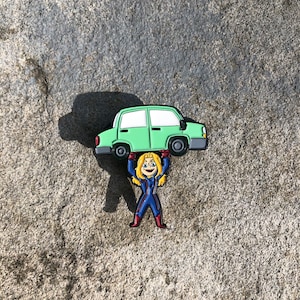 tel père telle fille, épingle Casey | Bande dessinée | Épingle en émail doux | Insigne de fille | Revers | Femmes fortes | Super-héros | Voiture | Blond | Action