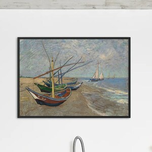 Può includere: Stampa incorniciata di un dipinto raffigurante piccole barche sulla spiaggia. Le barche sono dipinte nei toni del verde, marrone e rosso. Vele sullo sfondo sotto un cielo nuvoloso.