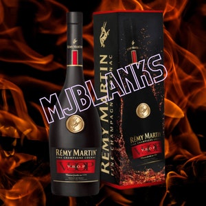 Peut inclure: Une bouteille noire de cognac Remy Martin Fine Champagne V.S.O.P. avec une étiquette dorée et un sceau rouge. La bouteille est devant une boîte noire avec la même étiquette et le même texte. L'arrière-plan est une image floue de flammes.