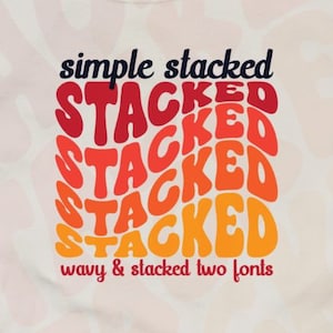 Può includere: Una maglietta bianca con il testo "simple stacked" in nero e la parola "STACKED" ripetuta cinque volte in un font ondulato con un gradiente di rosso, arancione e giallo. Il testo "wavy & stacked two fonts" è sotto la parola impilata.