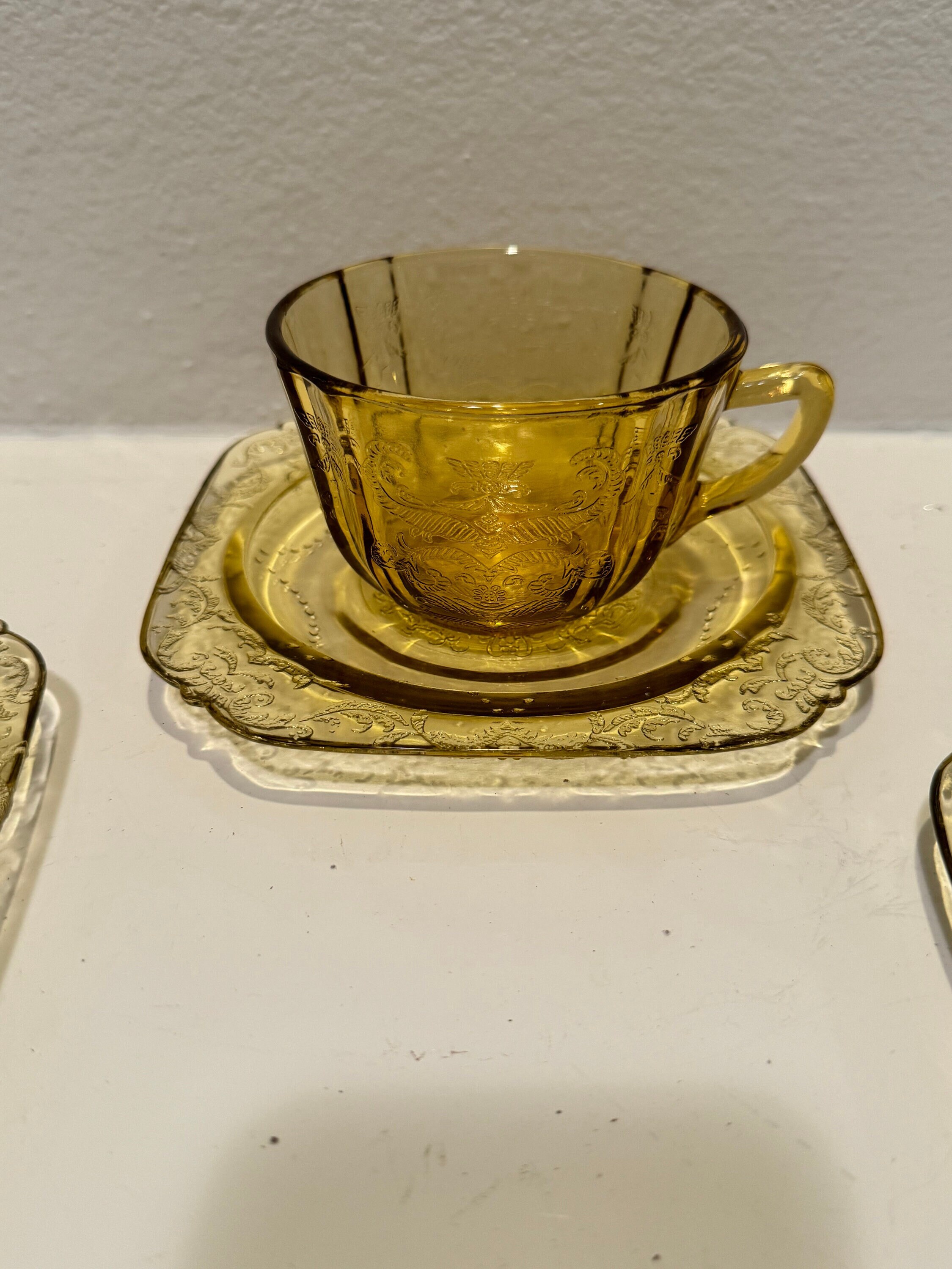Tasses à café et à thé en verre fédéral ambré Madrid des années 1930 avec assiettes (vendu par lot)