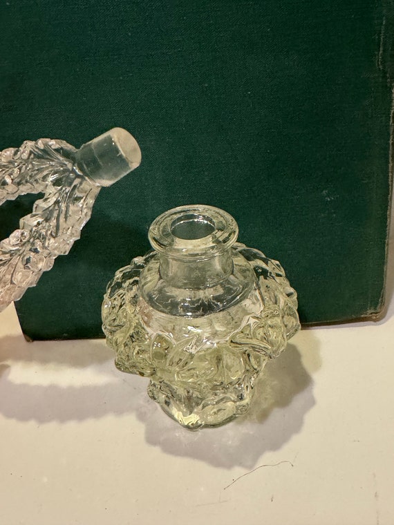 Vintage Pressed Clear Glass Flower Themed Perfume… - image 4