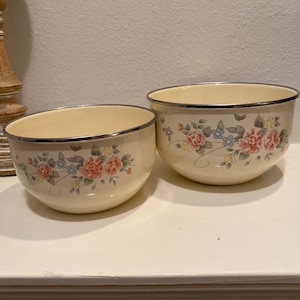 Vintage Pfaltzgraff Tea Rose Enamel Nesting Mixing Bowl (beige)