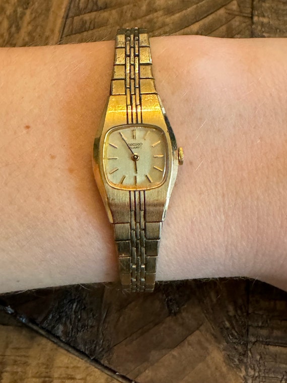 Vintage Seiko Quartz Women’s Wrist Watch (1400-75… - image 9