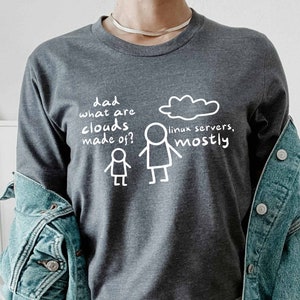 Könnte beinhalten: Ein dunkelgraues Langarmshirt mit einer weißen Grafik einer Wolke und Strichmännchen. Der Text auf dem Shirt lautet "Papa, woraus bestehen Wolken? Linux-Server, meistens."