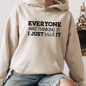 Todo mundo estava pensando que eu acabei de dizer isso com capuz, citações de sarcasmo com capuz, citações engraçadas com capuz, presente engraçado para mulheres, tudo está bem com capuz