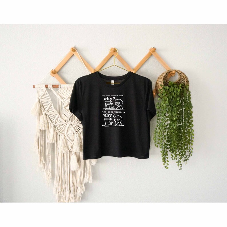 Puede incluir: Camiseta negra con un gr&aacute;fico blanco de una figura de palo con un globo de pensamiento que dice "el c&oacute;digo no funciona... &iquest;por qu&eacute;?" y otro globo de pensamiento que dice "el c&oacute;digo funciona... &iquest;por qu&eacute;?"