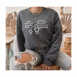 K&ouml;nnte beinhalten: Grauer Pullover mit einem wei&szlig;en Aufdruck, der "Papa, woraus bestehen Wolken?" lautet, und einer Strichm&auml;nnchenzeichnung einer Person mit einer Wolke &uuml;ber dem Kopf, auf der "Linux-Server, haupts&auml;chlich." steht.