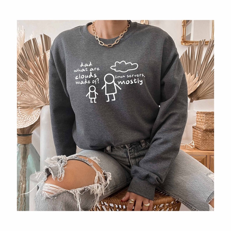 K&ouml;nnte beinhalten: Grauer Pullover mit einem wei&szlig;en Aufdruck, der "Papa, woraus bestehen Wolken?" lautet, und einer Strichm&auml;nnchenzeichnung einer Person mit einer Wolke &uuml;ber dem Kopf, auf der "Linux-Server, haupts&auml;chlich." steht.