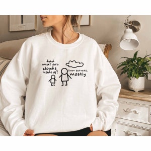 K&ouml;nnte beinhalten: Wei&szlig;er Pullover mit einem schwarzen Aufdruck, der "Papa, woraus bestehen Wolken?" und eine Strichm&auml;nnchenfigur, die auf eine Wolke mit dem Text "Linux-Server, meistens." zeigt.
