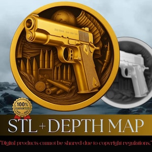 Könnte beinhalten: Ein detailliertes, goldfarbenes Relief einer Handfeuerwaffe und Munition, eingebettet in einen kreisförmigen Rahmen. Rechts befindet sich ein Graustufenbild derselben Handfeuerwaffe. Der Text "STL + DEPTH MAP" wird darunter zusammen mit einem Garantiesiegel angezeigt.