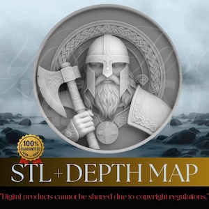 Puede incluir: Imagen en escala de grises de un guerrero vikingo con un casco detallado, barba y hacha, dentro de un marco circular. La imagen incluye el texto "STL + DEPTH MAP" y una insignia de garantía. El fondo presenta un paisaje brumoso.