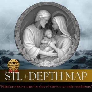 Op de afbeelding: Een grijswaarden reliëfsculptuur van een gezin in een cirkelvormig kader, met een man, een vrouw en een kind. De afbeelding bevat de tekst "STL + DEPTH MAP" en een garantiebadge. De achtergrond toont een mistig landschap.