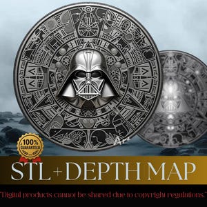 Könnte beinhalten: Zwei silberfarbene, kreisförmige Dekorationen mit aufwendigen Designs und einem Darth-Vader-Helm in der Mitte. Der Text "STL + DEPTH MAP" wird auf einem goldenen Banner mit einem Garantiesiegel angezeigt. Der Hintergrund ist eine neblige Landschaft.