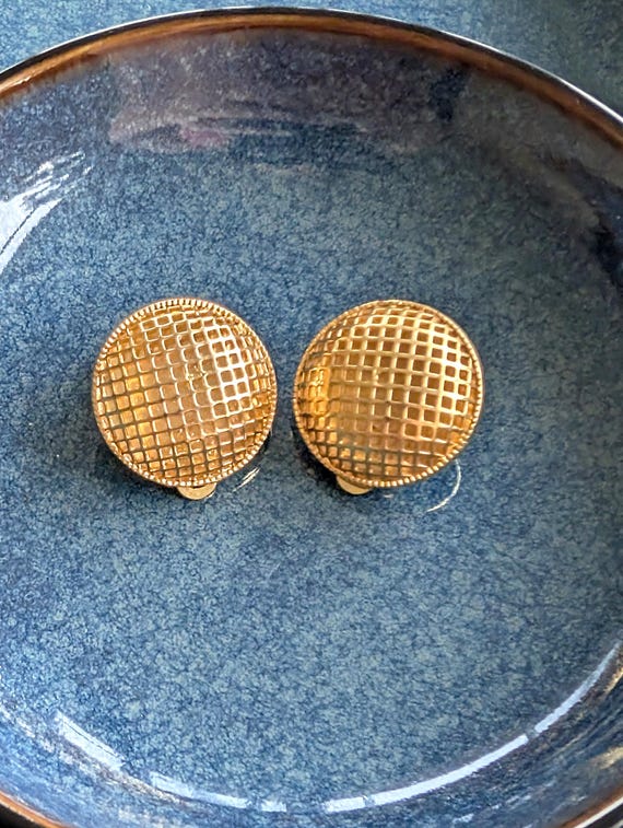 Retro Waffle Pattern Statement Button Clip On Ear… - image 1