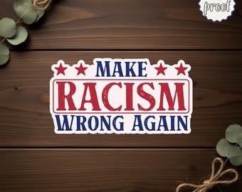Pode incluir: Um autocolante branco com o texto "MAKE RACISM WRONG AGAIN" em vermelho e azul. O autocolante tem uma borda vermelha e detalhes de estrelas. As palavras "water proof" estão num círculo branco.