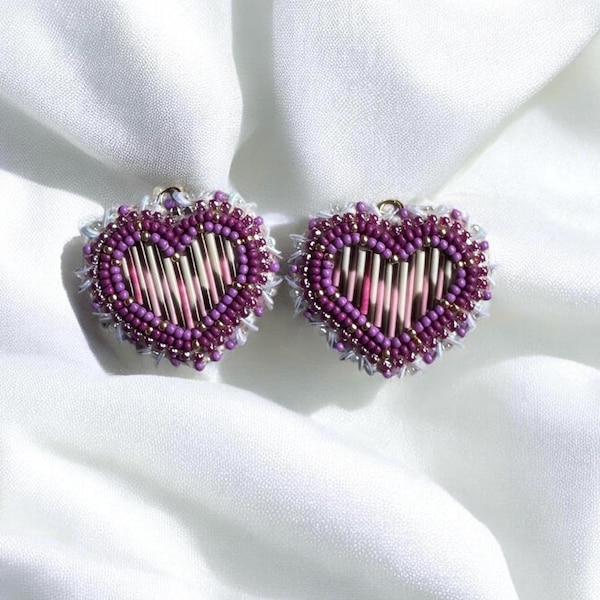 Pendientes de plumas con mini corazones y cuentas, hechos a mano por nativos americanos.