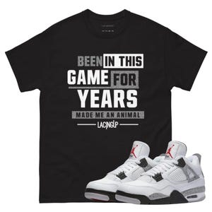 Jordan 4 weißer Zement Tier schwarzes T-Shirt