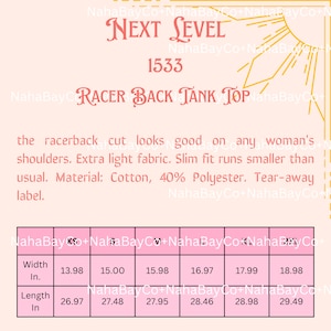 Op de afbeelding: Roze afbeelding met tekst "NEXT LEVEL" en "RACER BACK TANK TOP". Bevat een maattabel met afmetingen in inches. De tekst beschrijft de racerback-snit, de lichte stof en de materiaalsamenstelling van katoen en polyester.