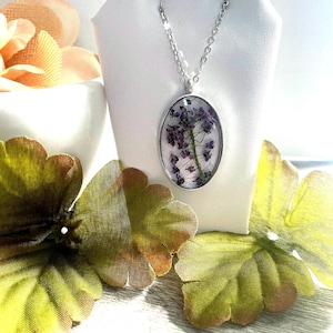 Beautiful Hand Crafted Dried Flower Resin Jewelry, Resin necklace, purple flower necklace, resin pendent necklace, Resin Jewelry, Purple