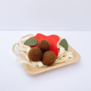 Almôndega de feltro e fettucine