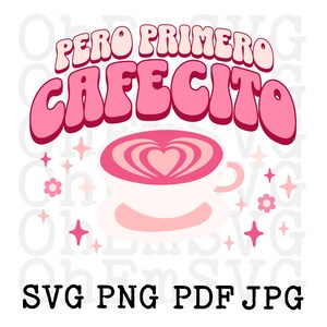 Könnte beinhalten: Rosa-weißes Grafik mit dem Text "Pero Primero Cafecito" in einer Retro-Schrift. Unter dem Text befindet sich eine rosa Kaffeetasse mit einem Herz-Design. Der Hintergrund ist weiß mit einem sich wiederholenden Muster aus rosa Sternen und Blumen.