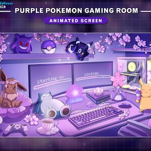 Peut inclure: Illustration animée d'une chambre de jeu Pokémon violette. La scène comprend une configuration informatique avec deux moniteurs, un clavier et une souris. Des personnages Pokémon comme Pikachu, Eevee et Snorlax sont présents, avec des décorations florales et le texte "Animated Screen".