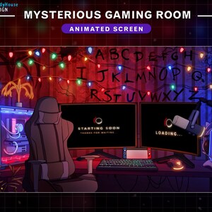 Può includere: Un'illustrazione di un cartone animato di una sala giochi con una sedia da gioco rossa e nera, un computer, un microfono e due monitor che mostrano "STARTING SOON" e "LOADING..." su uno sfondo nero. La stanza è decorata con luci natalizie e un muro con l'alfabeto.