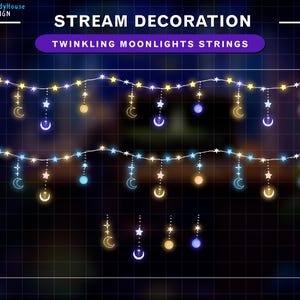 Op de afbeelding: Drie strengen witte lichten met gele, blauwe en roze ster- en halvemaanvormen die eraan hangen. Bovenaan de afbeelding staat de tekst "STREAM DECORATION TWINKLING MOONLIGHTS STRINGS".
