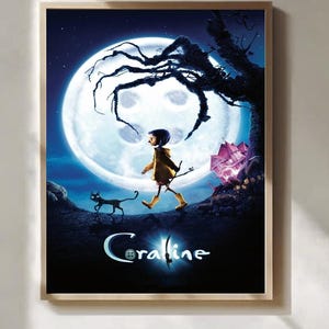 Peut inclure: Une affiche de film encadrée pour Coraline montrant un personnage en imperméable et bottes jaunes marchant avec un chat noir sous une grande pleine lune. Un arbre sombre et tordu surplombe la scène et une maison rose se trouve en arrière-plan. Le titre Coraline est imprimé en bas avec un bouton remplaçant la lettre o.