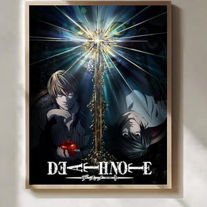 Könnte beinhalten: Gerahmtes Poster mit zwei Anime-Charakteren, einer mit hellem Haar und der andere mit dunklem Haar, vor dunklem Hintergrund. Das Poster zeigt den Text "DEATH NOTE" und ein zentrales goldenes Design.