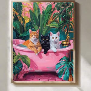 Könnte beinhalten: Gerahmter Kunstdruck mit drei Katzen in einer rosa Badewanne, umgeben von üppigen grünen Pflanzen. Die Katzen sind orange, schwarz und weiß. Das Kunstwerk hat einen skurrilen, farbenfrohen Stil mit einer Vintage-Ästhetik.