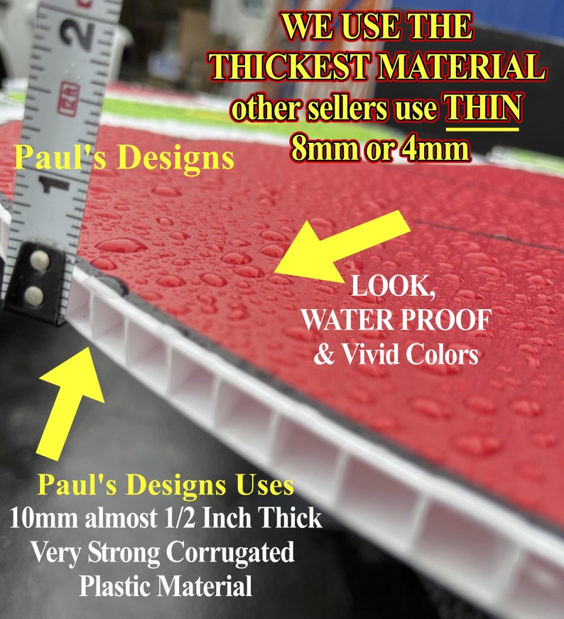 Pu&ograve; includere: Primo piano di un cartello in plastica ondulata rosso e bianco con gocce d'acqua sulla superficie. Il cartello recita "Paul's Designs Uses 10mm almost 1/2 Inch Thick Very Strong Corrugated Plastic Material". Il cartello viene confrontato con un righello, mostrando che &egrave; pi&ugrave; spesso di altri cartelli. Il testo "WE USE THE THICKEST MATERIAL other sellers use THIN 8mm or 4mm" &egrave; anche visibile sul cartello.