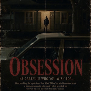 Könnte beinhalten: Ein Filmplakat für Obsession mit einem dunklen Haus bei Nacht und einer Silhouette auf der Veranda. Der Titel ist in großen roten Buchstaben. Der Text enthält Credits, eine Inhaltsangabe, eine Laufzeit von 1H49MINS und den 13. MAI 2026.