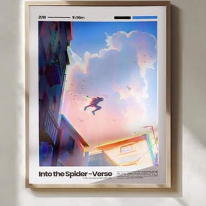 Könnte beinhalten: Gerahmtes Poster für den Animationsfilm "Into the Spider-Verse". Das Kunstwerk zeigt eine dynamische Szene eines Superhelden in der Luft vor einem lebendigen, farbenfrohen Himmel und Stadtkulisse. Das Poster enthält den Filmtitel und das Jahr 2018.