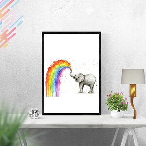 Plakat Bébé éléphant pulvérisant un arc-en-ciel