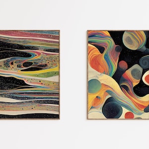 Op de afbeelding: Twee ingelijste abstracte kunstprints met draaiende patronen in tinten geel, oranje, blauw, groen en rood op een zwarte achtergrond.