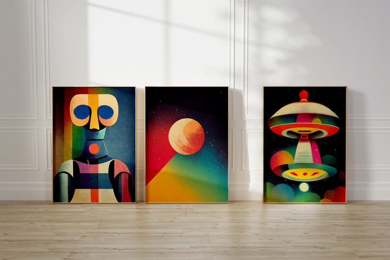 Puede incluir: Tres impresiones de arte abstracto enmarcadas con un tema espacial. La primera impresi&oacute;n presenta un robot geom&eacute;trico colorido con ojos azules. La segunda impresi&oacute;n presenta un gran planeta naranja en un cielo azul oscuro con estrellas. La tercera impresi&oacute;n presenta un platillo volante colorido con una luz amarilla y verde.