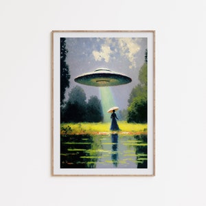 Op de afbeelding: Een schilderij van een vrouw die in een veld met een vijver loopt, en een vliegende schotel die boven haar zweeft. De schotel straalt een lichtstraal naar de vrouw. De vrouw draagt een jurk en een hoed.