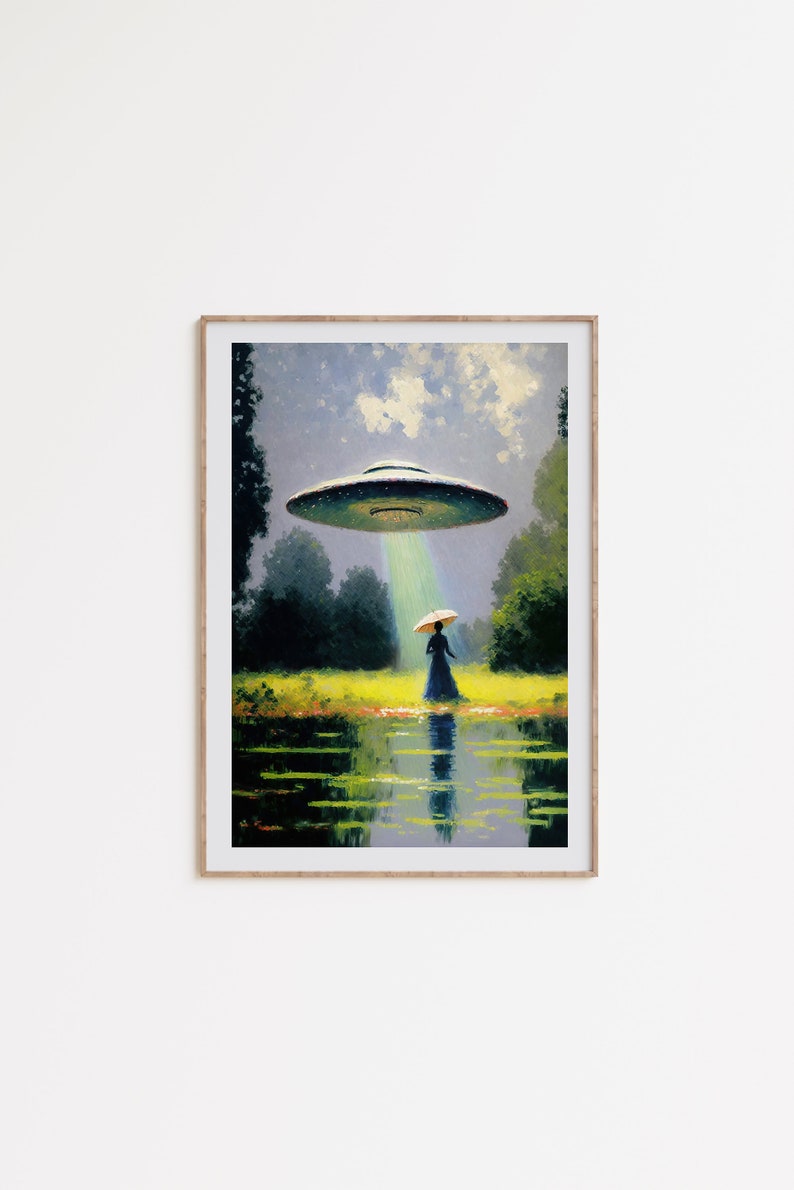 Op de afbeelding: Een schilderij van een vrouw die in een veld met een vijver loopt, en een vliegende schotel die boven haar zweeft. De schotel straalt een lichtstraal naar de vrouw. De vrouw draagt een jurk en een hoed.