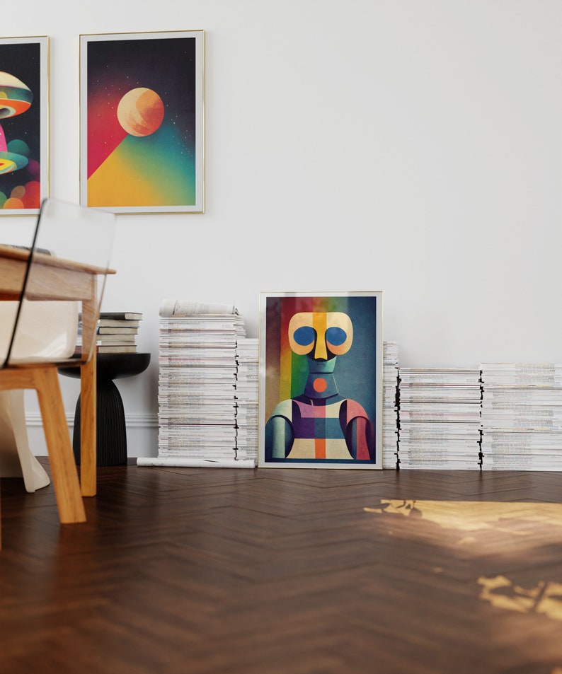 Puede incluir: Una impresi&oacute;n geom&eacute;trica abstracta colorida que representa un retrato en un marco dorado, con una pila de revistas a cada lado de la impresi&oacute;n.