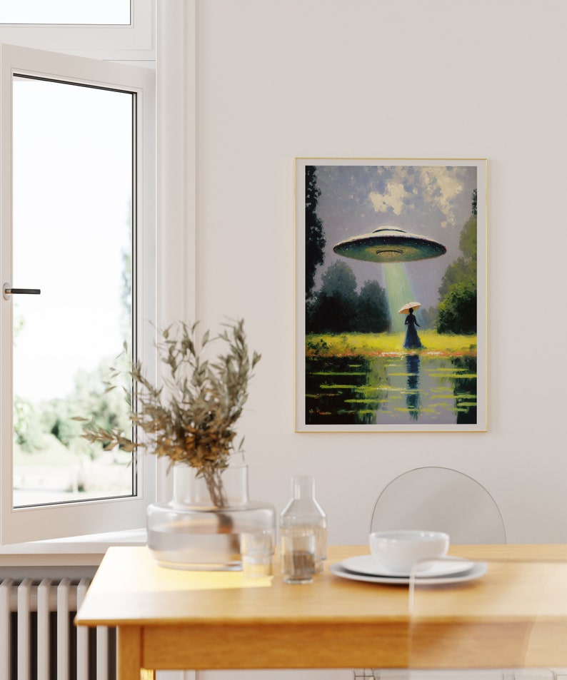 Op de afbeelding: Een ingelijst schilderij van een vrouw die over een veld loopt met een UFO die boven haar zweeft. De vrouw draagt een lange jurk en een hoed. De UFO straalt een lichtstraal naar beneden op haar. Het schilderij is geschilderd tegen een achtergrond van een blauwe lucht met witte wolken.