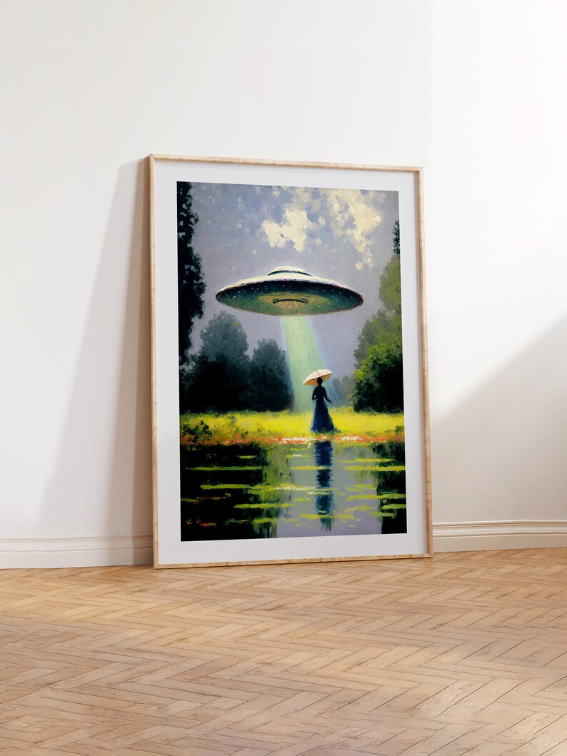 Op de afbeelding: Een schilderij van een vrouw in een lange jurk en een hoed die in een veld met een meer staat. Een vliegende schotel zweeft boven haar, met een lichtstraal die op haar gericht is.