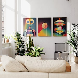 Puede incluir: Tres impresiones de arte abstracto con formas geom&eacute;tricas y colores vibrantes. Las impresiones est&aacute;n enmarcadas y colgadas en una pared blanca en un sal&oacute;n.